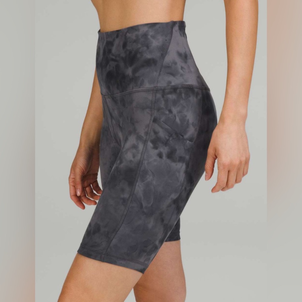 #474 Lululemon Align HR w/Pockets 8"
Diamond Dye Pitch Grey Graphite Grey Sz 4